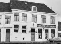 Voormalig Café De Zwaan aan de Delftsekade in Leidschendam
